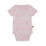 Deze mooie roze romper komt uit de Spring Summer Crush collectie van Frogs and Dogs. Het rompertje is gemaakt van zachte stof en heeft een overal print van besjes. Het rompertje heeft een leuk kraagje. Aan de achterzijde en tussen de beentjes zitten drukkertjes.