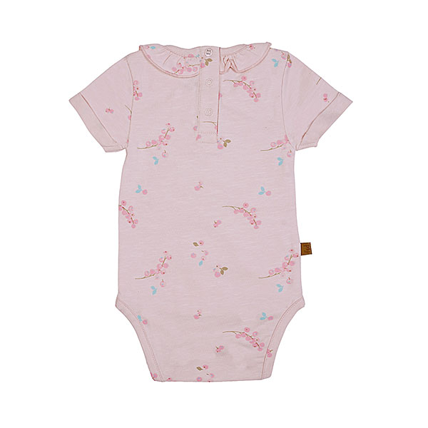 Deze mooie roze romper komt uit de Spring Summer Crush collectie van Frogs and Dogs. Het rompertje is gemaakt van zachte stof en heeft een overal print van besjes. Het rompertje heeft een leuk kraagje. Aan de achterzijde en tussen de beentjes zitten drukkertjes.