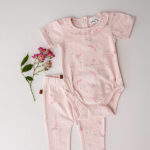 Deze mooie roze romper komt uit de Spring Summer Crush collectie van Frogs and Dogs. Het rompertje is gemaakt van zachte stof en heeft een overal print van besjes. Het rompertje heeft een leuk kraagje. Aan de achterzijde en tussen de beentjes zitten drukkertjes. 