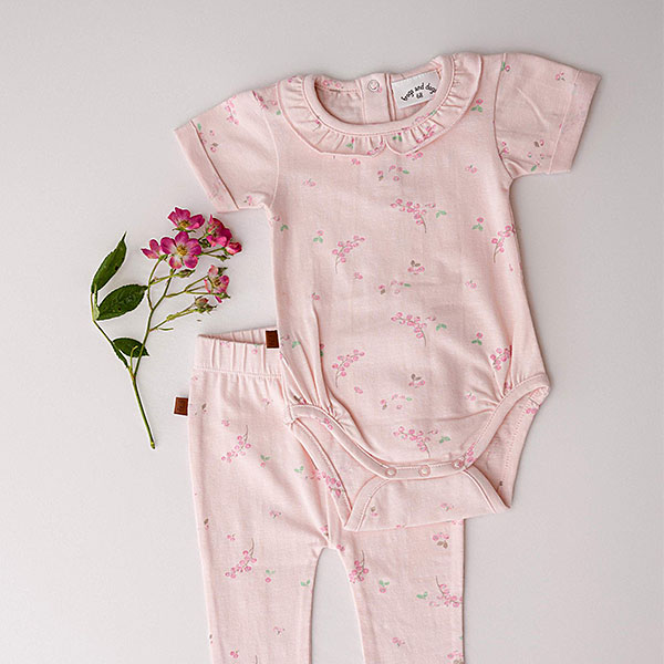 Deze mooie roze romper komt uit de Spring Summer Crush collectie van Frogs and Dogs. Het rompertje is gemaakt van zachte stof en heeft een overal print van besjes. Het rompertje heeft een leuk kraagje. Aan de achterzijde en tussen de beentjes zitten drukkertjes.
