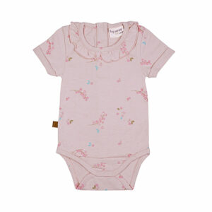Deze mooie roze romper komt uit de Spring Summer Crush collectie van Frogs and Dogs. Het rompertje is gemaakt van zachte stof en heeft een overal print van besjes. Het rompertje heeft een leuk kraagje. Aan de achterzijde en tussen de beentjes zitten drukkertjes.