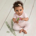 Deze mooie roze romper komt uit de Spring Summer Crush collectie van Frogs and Dogs. Het rompertje is gemaakt van zachte stof en heeft een overal print van besjes. Het rompertje heeft een leuk kraagje. Aan de achterzijde en tussen de beentjes zitten drukkertjes. 