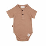 Hier het leuke romper met korte mouw Rib Terracotta uit de collectie Spring Beach Club van Frogs and Dogs. Deze romper is gemaakt van fijne ribstof en effen van kleur. Het heeft aan de voorzijde een stoere knoopsluiting.