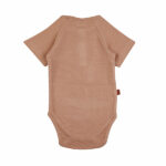 Hier het leuke romper met korte mouw Rib Terracotta uit de collectie Spring Beach Club van Frogs and Dogs. Deze romper is gemaakt van fijne ribstof en effen van kleur. Het heeft aan de voorzijde een stoere knoopsluiting.