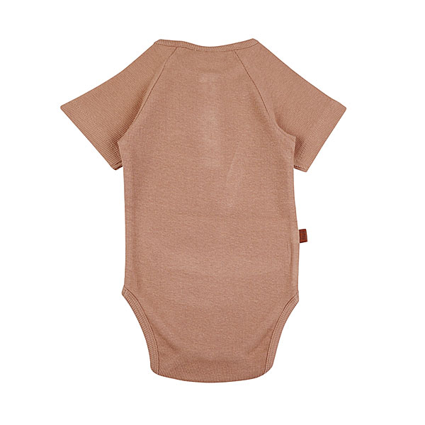 Hier het leuke romper met korte mouw Rib Terracotta uit de collectie Spring Beach Club van Frogs and Dogs. Deze romper is gemaakt van fijne ribstof en effen van kleur. Het heeft aan de voorzijde een stoere knoopsluiting.