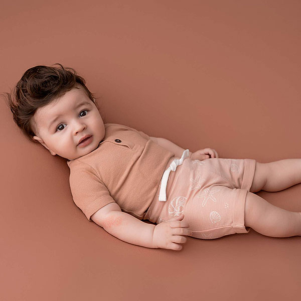 Hier het leuke romper met korte mouw Rib Terracotta uit de collectie Spring Beach Club van Frogs and Dogs. Deze romper is gemaakt van fijne ribstof en effen van kleur. Het heeft aan de voorzijde een stoere knoopsluiting.