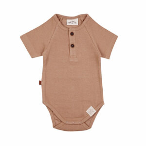 Hier het leuke romper met korte mouw Rib Terracotta uit de collectie Spring Beach Club van Frogs and Dogs. Deze romper is gemaakt van fijne ribstof en effen van kleur. Het heeft aan de voorzijde een stoere knoopsluiting.