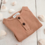 Hier het leuke romper met korte mouw Rib Terracotta uit de collectie Spring Beach Club van Frogs and Dogs. Deze romper is gemaakt van fijne ribstof en effen van kleur. Het heeft aan de voorzijde een stoere knoopsluiting.