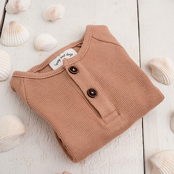 Hier het leuke romper met korte mouw Rib Terracotta uit de collectie Spring Beach Club van Frogs and Dogs. Deze romper is gemaakt van fijne ribstof en effen van kleur. Het heeft aan de voorzijde een stoere knoopsluiting.