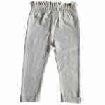 Dit leuke effen beige broekje komt uit de Spring Lucky collectie van Frogs and Dogs. Dit leuke broekje is effen van kleur met 2 nep steekzakjes. De pijpjes hebben een omslagrand. De tailleband is elastisch en enigszins gerimpeld.