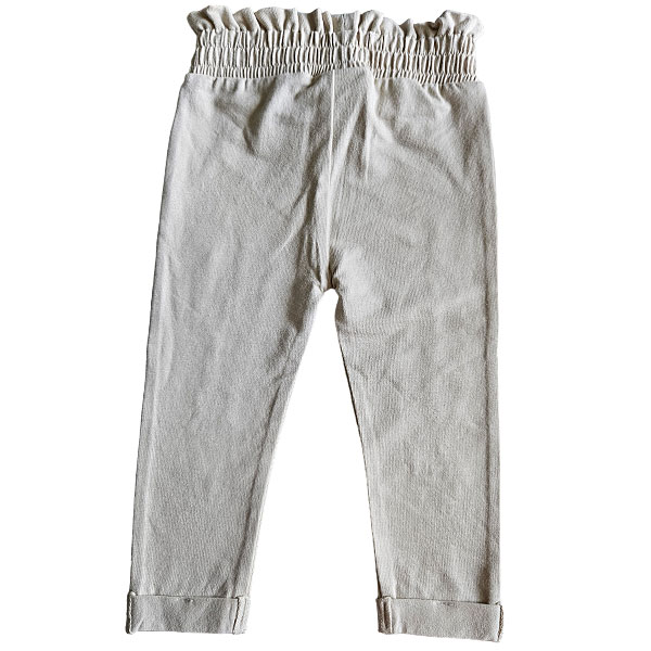 Dit leuke effen beige broekje komt uit de Spring Lucky collectie van Frogs and Dogs. Dit leuke broekje is effen van kleur met 2 nep steekzakjes. De pijpjes hebben een omslagrand. De tailleband is elastisch en enigszins gerimpeld.