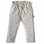 Dit leuke effen broekje komt uit de Spring Lucky collectie van Frogs and Dogs. Dit leuke broekje is gemaakt in een zachte peach kleur en heeft  2 nep steekzakjes.