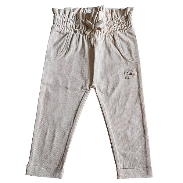 Dit leuke effen broekje komt uit de Spring Lucky collectie van Frogs and Dogs. Dit leuke broekje is gemaakt in een zachte peach kleur en heeft 2 nep steekzakjes.