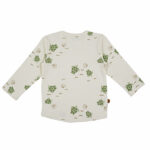 Dit leuke shirtje met lange mouw in de kleur gebroken wit komt uit de Spring Sea Life collectie van Frogs and Dogs. Het shirtje heeft een overall print van schildpadden en schelpen. Op de voorzijde zit een klein zakje op borsthoogte. Op de linkerschouder zitten drukkertjes waardoor het shirtje makkelijker aan te trekken is. 