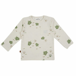 Dit leuke shirtje met lange mouw in de kleur gebroken wit komt uit de Spring Sea Life collectie van Frogs and Dogs. Het shirtje heeft een overall print van schildpadden en schelpen. Op de voorzijde zit een klein zakje op borsthoogte. Op de linkerschouder zitten drukkertjes waardoor het shirtje makkelijker aan te trekken is.