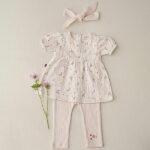 Dit leuke shirtje met korte mouw komt uit Spring Lucky collectie van Frogs and Dogs. Het shirtje is een combi van een shirtje en een blouse. Het is gemaakt van gekreukte stof in de kleur gebroken wit. Het shirtje heeft een overal print van kleine bloemetjes.