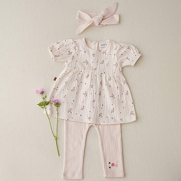Dit leuke shirtje met korte mouw komt uit Spring Lucky collectie van Frogs and Dogs. Het shirtje is een combi van een shirtje en een blouse. Het is gemaakt van gekreukte stof in de kleur gebroken wit. Het shirtje heeft een overal print van kleine bloemetjes.