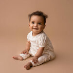 Dit leuke shirtje met korte mouw komt uit Spring Lucky collectie van Frogs and Dogs. Het shirtje is een combi van een shirtje en een blouse. Het is gemaakt van gekreukte stof in de kleur gebroken wit. Het shirtje heeft een overal print van kleine bloemetjes.