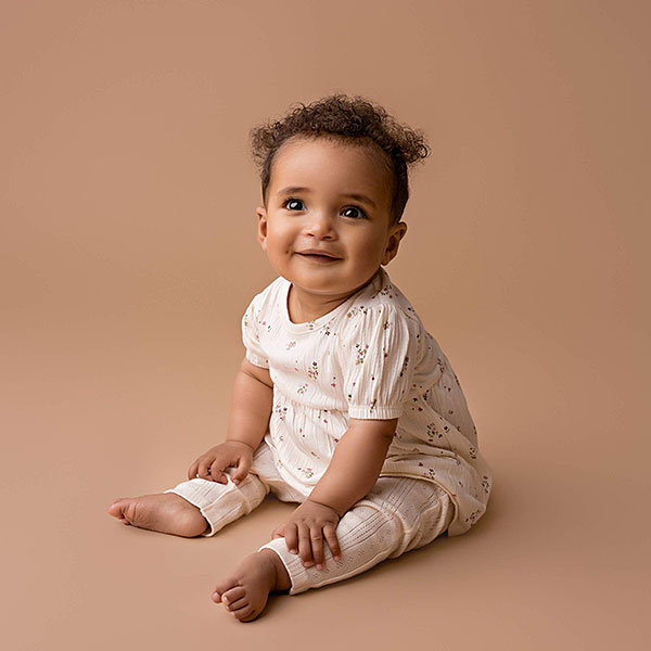 Dit leuke shirtje met korte mouw komt uit Spring Lucky collectie van Frogs and Dogs. Het shirtje is een combi van een shirtje en een blouse. Het is gemaakt van gekreukte stof in de kleur gebroken wit. Het shirtje heeft een overal print van kleine bloemetjes.