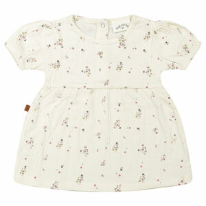 Dit leuke shirtje met korte mouw komt uit Spring Lucky collectie van Frogs and Dogs. Het shirtje is een combi van een shirtje en een blouse. Het is gemaakt van gekreukte stof in de kleur gebroken wit. Het shirtje heeft een overal print van kleine bloemetjes.