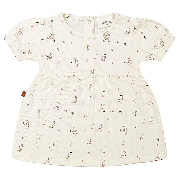 Dit leuke shirtje met korte mouw komt uit Spring Lucky collectie van Frogs and Dogs. Het shirtje is een combi van een shirtje en een blouse. Het is gemaakt van gekreukte stof in de kleur gebroken wit. Het shirtje heeft een overal print van kleine bloemetjes.