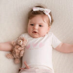 Dit leuke shirtje Always Happy met korte mouw komt uit Spring Breeze collectie van Frogs and Dogs. Het shirtje is off white - roze gemêleerd. Aan de voorzijde een bedrukking van 3 roze hartjes met daaronder de tekst Always Happy. Op de linkerschouder zitten 2 drukkertjes. 