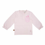 Dit leuke roze shirtje met lange mouwen komt uit de Spring Breeze collectie van Frogs and Dogs. Het shirtje is effen van kleur met op de linkerkant een zakje op borsthoogte. Het zakje is gemaakt van roze/wit gestreepte stof. Boven het zakje zit een print van 2 hartjes. Op de achterzijde zitten drukkertjes.