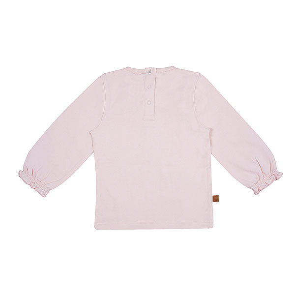 Dit leuke roze shirtje met lange mouwen komt uit de Spring Breeze collectie van Frogs and Dogs. Het shirtje is effen van kleur met op de linkerkant een zakje op borsthoogte. Het zakje is gemaakt van roze/wit gestreepte stof. Boven het zakje zit een print van 2 hartjes. Op de achterzijde zitten drukkertjes.