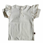 Dit leuke shirtje Little Bunny met korte mouw komt uit Spring Lucky collectie van Frogs and Dogs. Het shirtje heeft een afbeelding van een konijnenhoofd op de voorzijde. De rand van het hoofdje is in de kleur aubergine en in het hoofdje staan diverse kleine bloemetjes geprint.