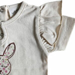 Dit leuke shirtje Little Bunny met korte mouw komt uit Spring Lucky collectie van Frogs and Dogs. Het shirtje heeft een afbeelding van een konijnenhoofd op de voorzijde. De rand van het hoofdje is in de kleur aubergine en in het hoofdje staan diverse kleine bloemetjes geprint.