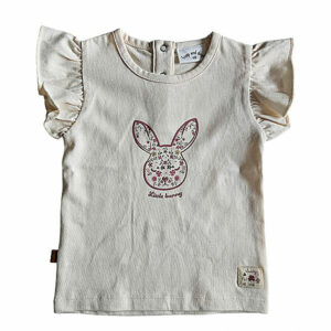 Dit leuke shirtje Little Bunny met korte mouw komt uit Spring Lucky collectie van Frogs and Dogs. Het shirtje heeft een afbeelding van een konijnenhoofd op de voorzijde. De rand van het hoofdje is in de kleur oudroze en in het hoofdje staan diverse kleine bloemetjes geprint.