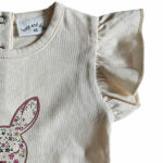 Dit leuke shirtje Little Bunny met korte mouw komt uit Spring Lucky collectie van Frogs and Dogs. Het shirtje heeft een afbeelding van een konijnenhoofd op de voorzijde. De rand van het hoofdje is in de kleur oudroze en in het hoofdje staan diverse kleine bloemetjes geprint.