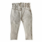 Dit leuke effen broekje komt uit de Spring Breeze collectie van Frogs and Dogs. Dit leuke broekje is gemaakt in een beige kleur en heeft 2 nep steekzakjes. De pijpjes hebben een omslagrand. De tailleband is elastisch en enigszins gerimpeld en met een leuk koordje in de kleur roze.