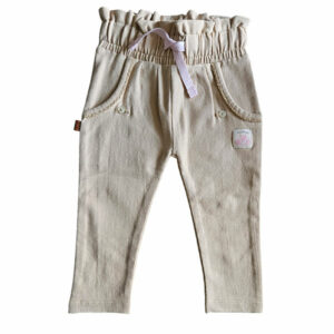 Dit leuke effen broekje komt uit de Spring Breeze collectie van Frogs and Dogs. Dit leuke broekje is gemaakt in een beige kleur en heeft 2 nep steekzakjes. De pijpjes hebben een omslagrand. De tailleband is elastisch en enigszins gerimpeld en met een leuk koordje in de kleur roze.