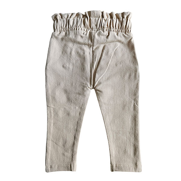 Dit leuke effen broekje komt uit de Spring Breeze collectie van Frogs and Dogs. Dit leuke broekje is gemaakt in een beige kleur en heeft 2 nep steekzakjes. De pijpjes hebben een omslagrand. De tailleband is elastisch en enigszins gerimpeld en met een leuk koordje in de kleur roze.