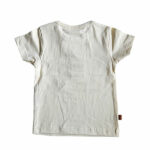 Dit leuke shirtje met korte mouw in de kleur gebroken wit komt uit de Spring Sea Life collectie van Frogs and Dogs. Het shirtje heeft aan de voorzijde een leuke print van een schildpad met schelpen. De tekst Sea Life ligt op het shirtje.