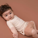 Dit leuke beige shirtje met korte mouw komt uit de Spring beach Clubh collectie van Frogs and Dogs. Op de voorkant van het shirtje staat een schattige print van een zeester. Het shirtje heeft aan de zijkant van de hals aan beide kant een drukkertje zitten.