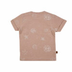 Dit leuke terracotta shirtje met korte mouw komt uit de Spring Beach Club collectie van Frogs and Dogs. Het shirtje heeft overall print van schelpen, zeesterren en slakken in een lichtere kleur. Op de linkerschouder zitten 2 drukkertjes.