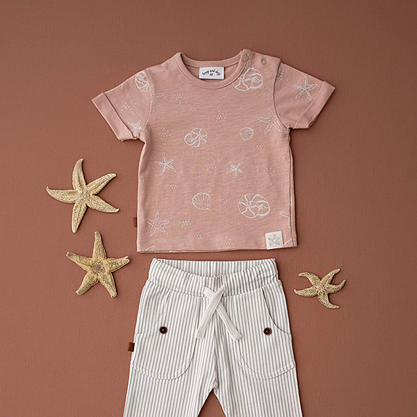 Dit leuke terracotta shirtje met korte mouw komt uit de Spring Beach Club collectie van Frogs and Dogs. Het shirtje heeft overall print van schelpen, zeesterren en slakken in een lichtere kleur. Op de linkerschouder zitten 2 drukkertjes.