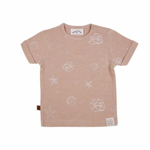 Dit leuke terracotta shirtje met korte mouw komt uit de Spring Beach Club collectie van Frogs and Dogs. Het shirtje heeft overall print van schelpen, zeesterren en slakken in een lichtere kleur. Op de linkerschouder zitten 2 drukkertjes.