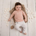 Dit leuke terracotta shirtje met korte mouw komt uit de Spring Beach Club collectie van Frogs and Dogs. Het shirtje heeft overall print van schelpen, zeesterren en slakken in een lichtere kleur. Op de linkerschouder zitten 2 drukkertjes.