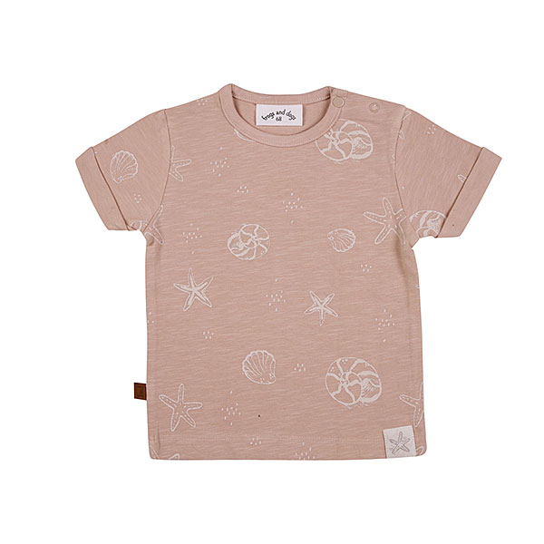Dit leuke terracotta shirtje met korte mouw komt uit de Spring Beach Club collectie van Frogs and Dogs. Het shirtje heeft overall print van schelpen, zeesterren en slakken in een lichtere kleur. Op de linkerschouder zitten 2 drukkertjes.