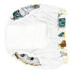 Hier het leuke trainingsbroekje Circus van HappyBear. Het trainingsbroekje Circus is bedrukt met onder andere een leeuw, zeehond, circustent en een konijn uit een hoed. Dit broekje is geschikt als je kindje bijna zindelijk is, maar af en toe toch nog een ongelukje heeft. Het broekje heeft 1 maat.