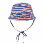 Zonnehoedjes zijn onmisbaar voor jouw kleintje. Want het is belangrijk hun hoofdjes te beschermen tegen de felle zonnestralen. Hier vindt je het leuke zonnehoedje Zebra. Dit zonnehoedje heeft een zebra patroon in de kleuren blauw en oranje. De stof is UV-werend UPF50+ en strechy.