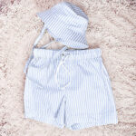 Zonnehoedjes zijn onmisbaar voor jouw kleintje. Want het is belangrijk hun hoofdjes te beschermen tegen de felle zonnestralen. Hier vindt je het leuke zonnehoedje blauw/wit gestreept. De stof  is UV-werend UPF50+ en strechy. 