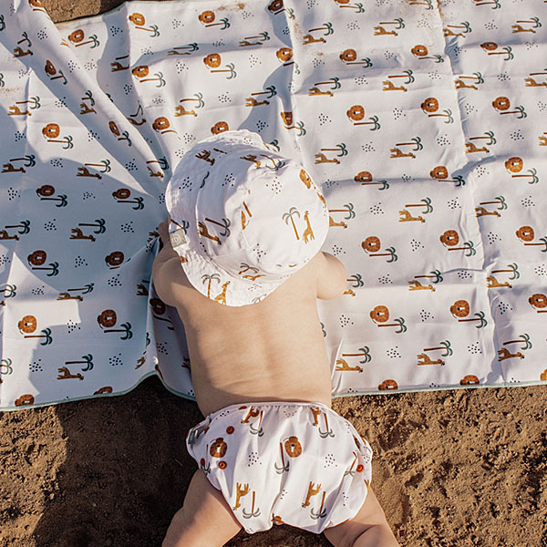 Hier de leuke zwemluier met drukkers Jungle wit van Swim Essentials. De zwemluier Jungles is bedrukt met leeuwen, giraffen & palmbomen. Het zwembroekje heeft elastische randen om de benen en taille.