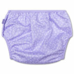 Hier de leuke zwemluier met drukkers Lila Panterprint van Swim Essentials. De zwemluier Lila Panterprint is bedrukt met de vlekken van een panter in het wit. Het zwembroekje heeft elastische randen om de benen en taille.