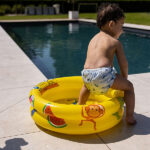 Hier de leuke zwemluier met drukkers Walvisjes blauw van Swim Essentials. De zwemluier Walvisjes is bedrukt met walvissen en waterbubbels. Het zwembroekje heeft elastische randen om de benen en taille.