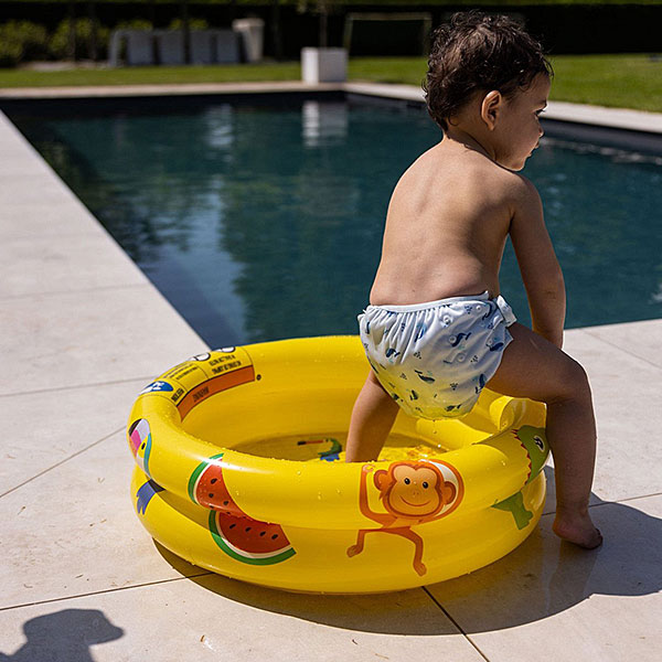 Hier de leuke zwemluier met drukkers Walvisjes blauw van Swim Essentials. De zwemluier Walvisjes is bedrukt met walvissen en waterbubbels. Het zwembroekje heeft elastische randen om de benen en taille.