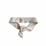 Dit leuke knoophaarbandje in de kleur light peach komt uit de collectie Spring Lucky van Frogs and Dogs. Dit haarbandje is van zacht katoen en maakt de outfit van jouw kleine meid helemaal af!